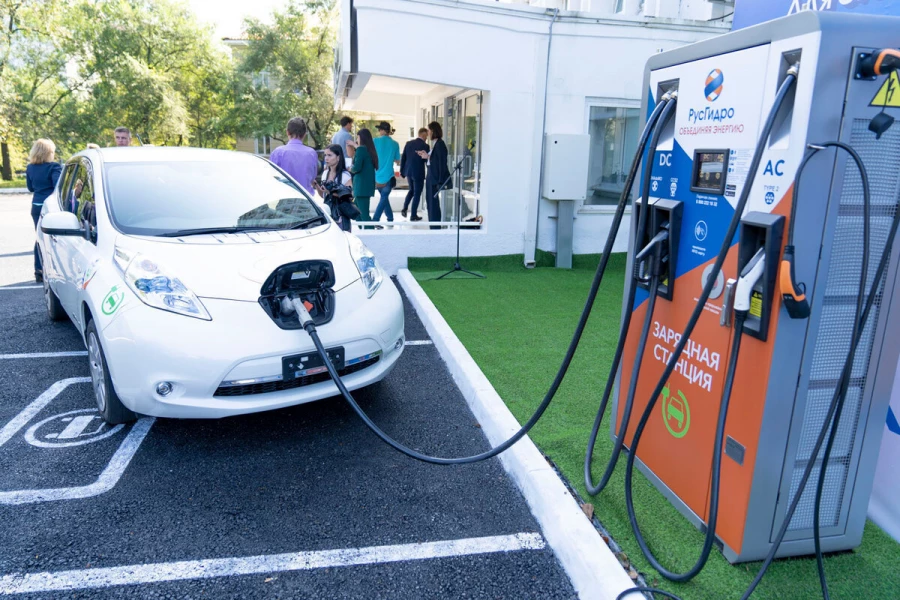 Минэкономразвитие РФ хочет обязать всех владельцев АЗС завести электрозаправки. Фото: РусГидро