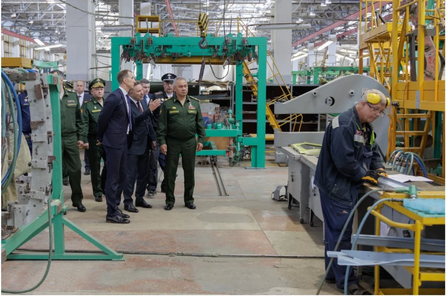 Сергей Шойгу проверяет выполнение гособоронзаказа на заводах в Приморье. Фото: Минобороны РФ