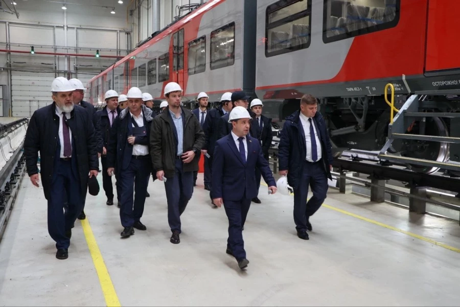 Межведомственная комиссия принимает электропоезда серии ЭС104 / Уральские локомотивы