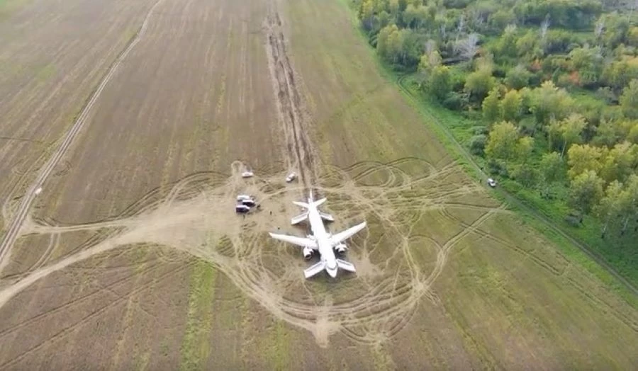 Самый медийным инцидент 2023 года - посадка самолета в поле в Новосибирской области. Фото: Уральские авиалинии