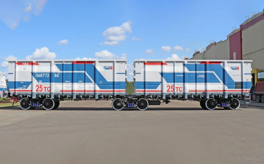 Шестиосный полувагон сочлененного типа модели 12-6877-02 Тихвинского вагоностроительного завода. Фото: Объединенная вагонная компания