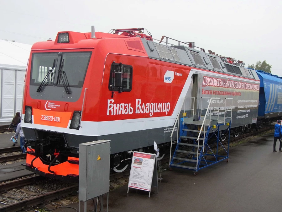 Электровоз 2ЭВ120-001 (Князь Владимир) на выставке ЭКСПО-1520. 2015 год. Фото: Xenotron / Wikimedia