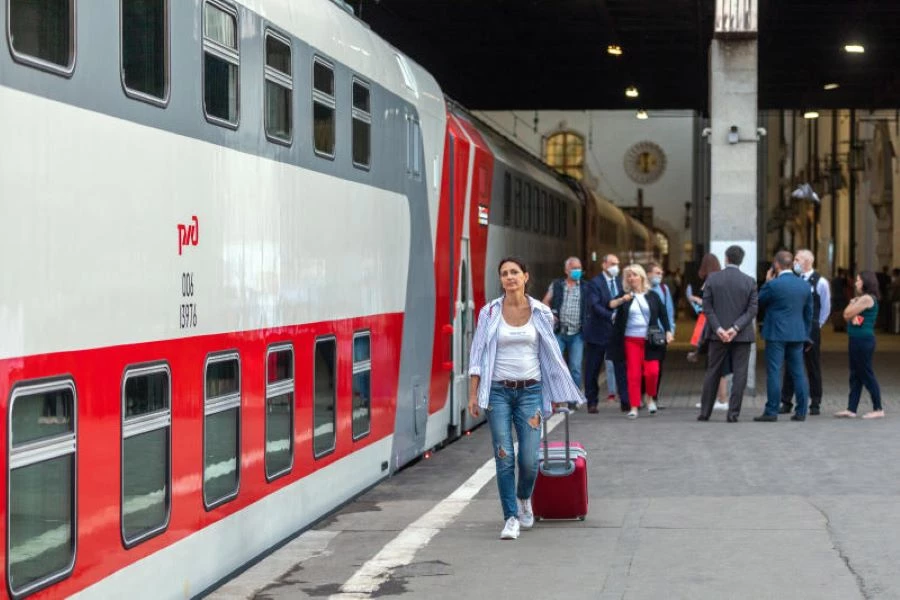 Поезд с увеличенными двухэтажными вагонами габарита Тб. Фото: РЖД