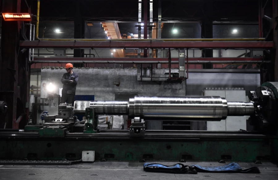 Запуск 300-тонного токарного станка на Кувшинском заводе в Свердловской области. 2022 год. Фото: Павел Лисицын, РИА Новости