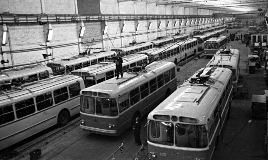 Троллейбусы ЗиУ-9 в сборочном цехе завода имени Урицкого (ныне «Тролза»). 1970 год. Фото: Юрий Евсюков, РИА Новости