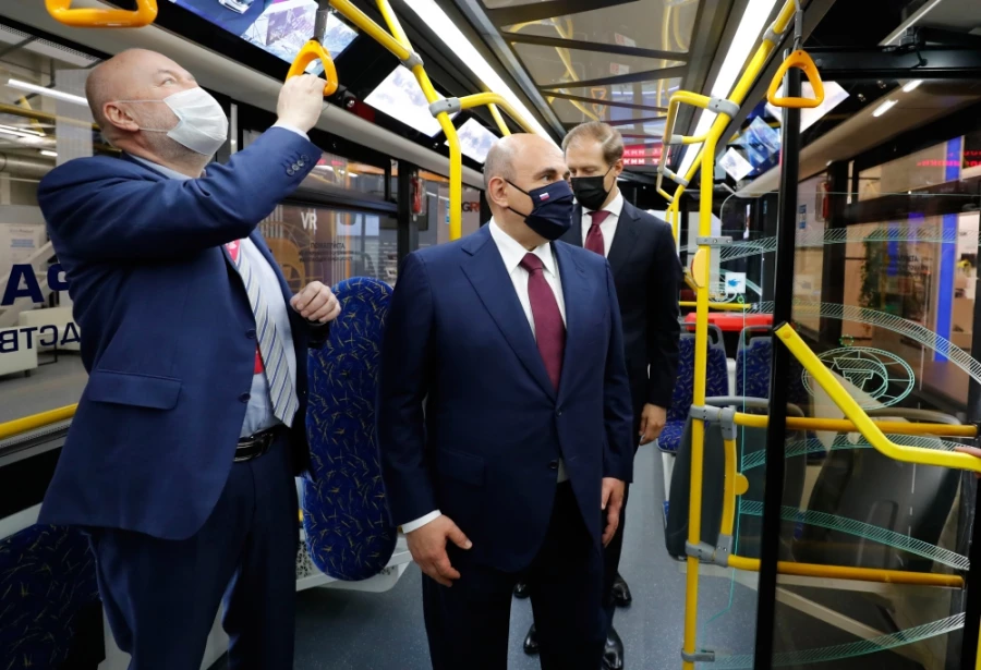 Премьер-министр Михаил Мишустин осматривает троллейбус Адмирал (ПК Транспортные системы). Фото: Дмитрий Астахов, РИА Новости