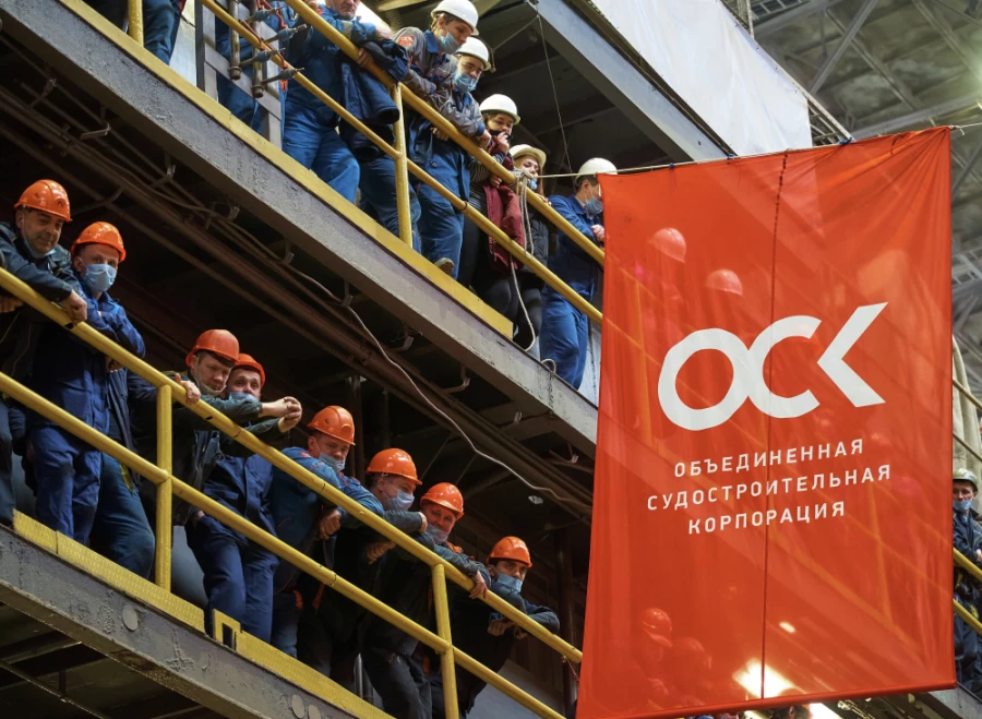 Рабочие Адмиралтейских верфей (ОСК) на церемонии спуска на воду подводной лодки Магадан. Фото: Алексей Даничев, РИА Новости
