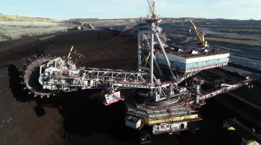 Крупнейший в России роторный шагающий экскаватор ЭРШРД-5250 на Берёзовском угольном разрезе компании СУЭК в Красноярском крае. Экскаватор работает на добыче угля по ночам для экономии электроэнергии. Фото Илья Наймушин, РИА Новости