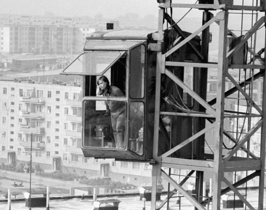 Девушка-крановщик в кабине подъемного крана. 1970 год. Фото: Всеволод Тарасевич, РИА Новости