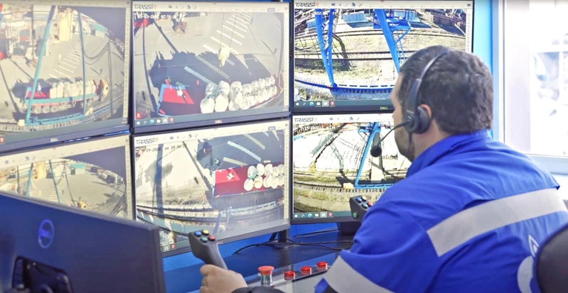 Удаленное управление краном. Фото: Газпромнефть-Снабжение