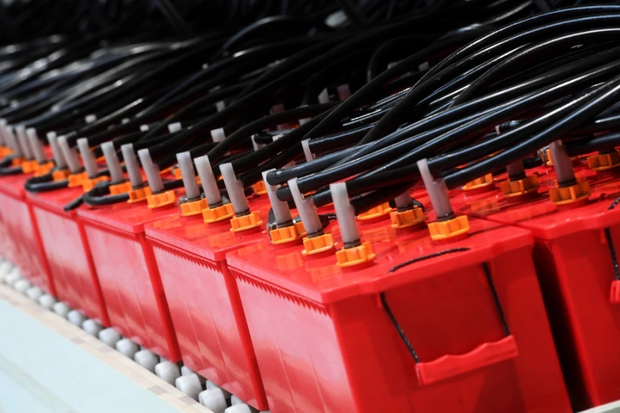 Зарядный модуль в цехе завода по производству аккумуляторных батарей. Фото: Максим Богодвид, РИА Новости