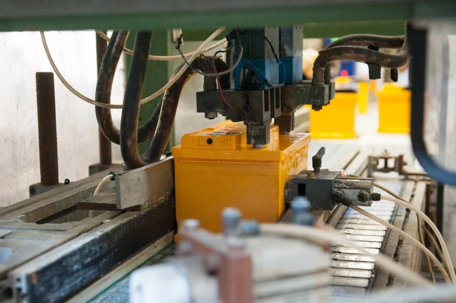 Производство аккумуляторов. Фото: КАЗ