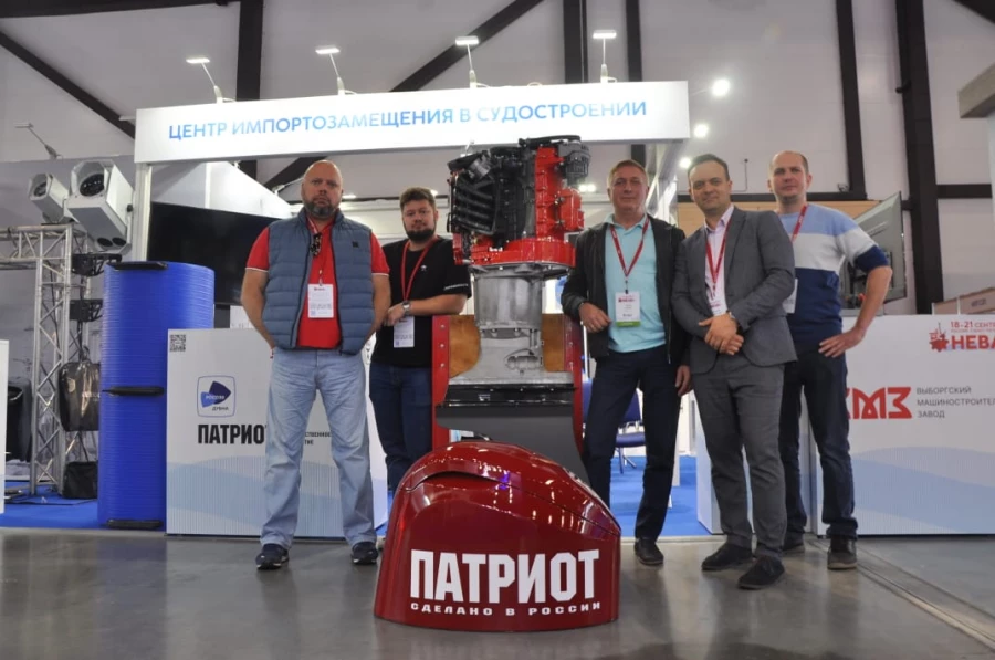 Участники группы разработчиков двигателя на выставке «Нева-2023». Крайний справа - Ю.Фокин