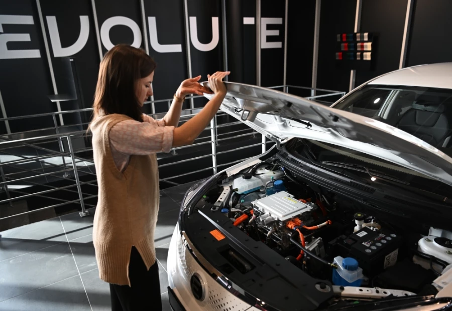 Электроседан Evolute i-Pro в дилерском центре в Москве. Фото: Павел Бедняков, РИА Новости