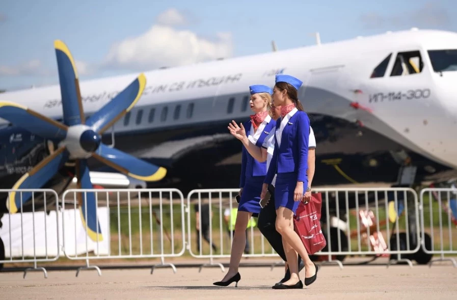 Стюардессы на фоне турбовинтового Ил-114-300. Фото: РИА Новости