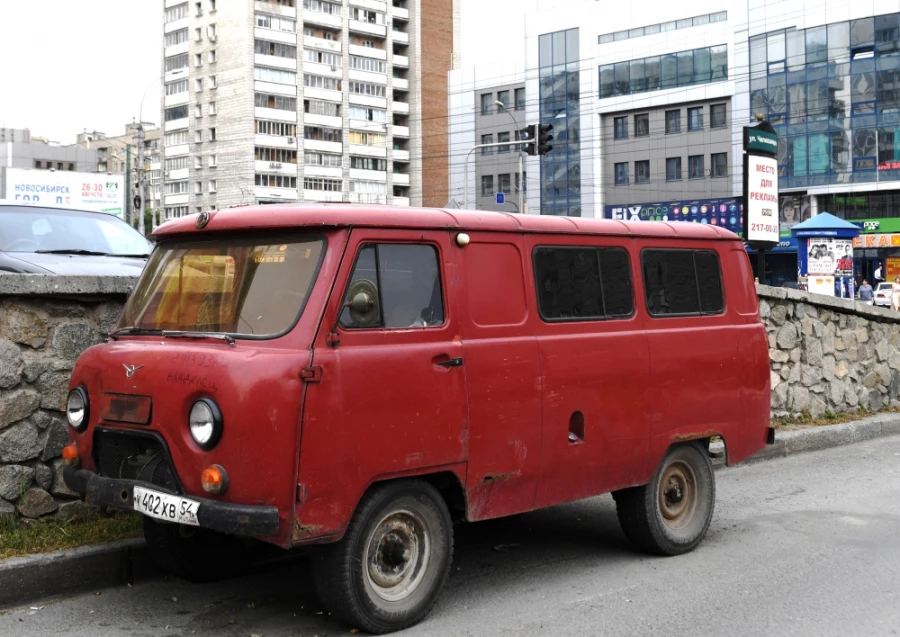 УАЗ-452 на улице в Новосибирске. Фото: Александр Кряжев, РИА Новости
