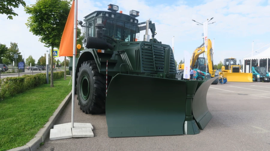 Трактор из серии «Станислав» от ООО «Петербургский машиностроительный завод». Фото: Дмитрий Матвеев / Mashnews