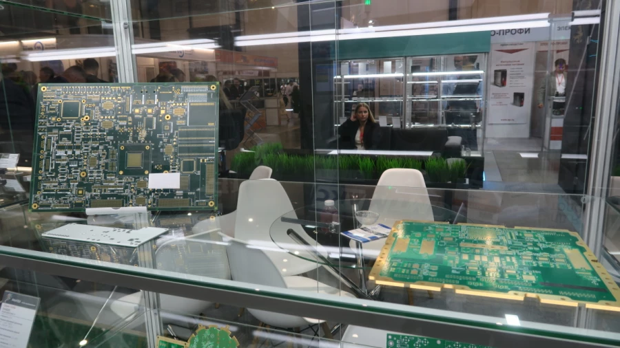 Печатные платы без нанесенных на них компонентов. Фото: Дмитрий Матвеев / Mashnews