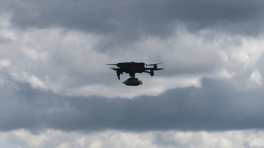 FPV-дрон с прикрепленным к нему сеткометом. Фото: Дмитрий Матвеев / Mashnews