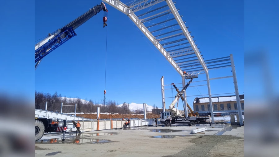 Монтаж металлоконструкций на объекте Rapid Building в Магадане.