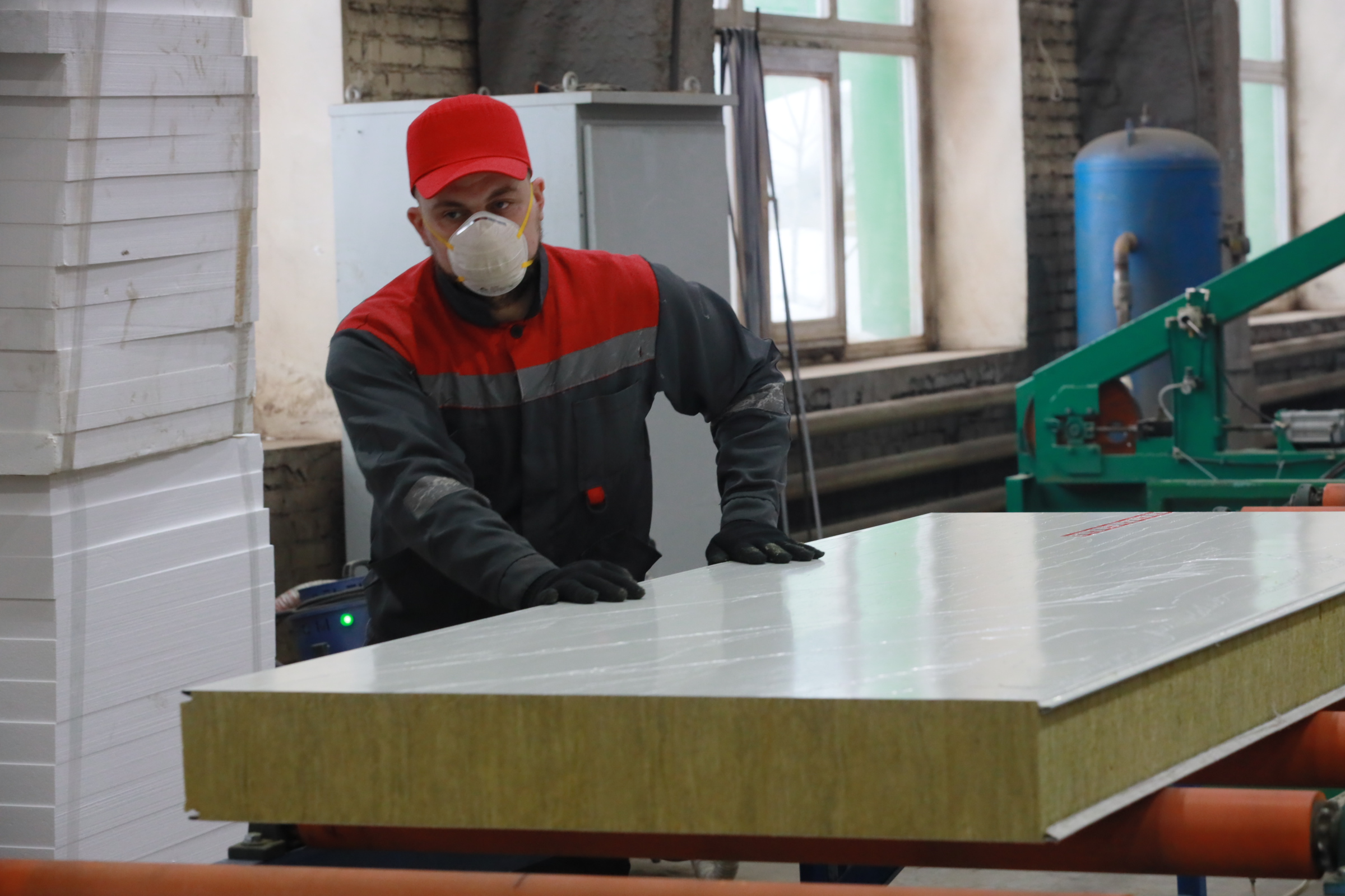 «Новосибирский завод сэндвич-панелей» запустил новую автоматизированную линию собственного производства